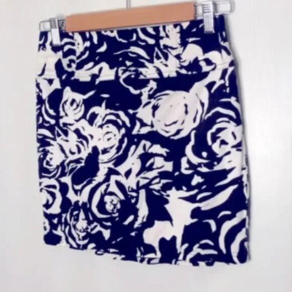 Forever 21 Black & White Floral Mini Skirt Size Small - Picture 2 of 4